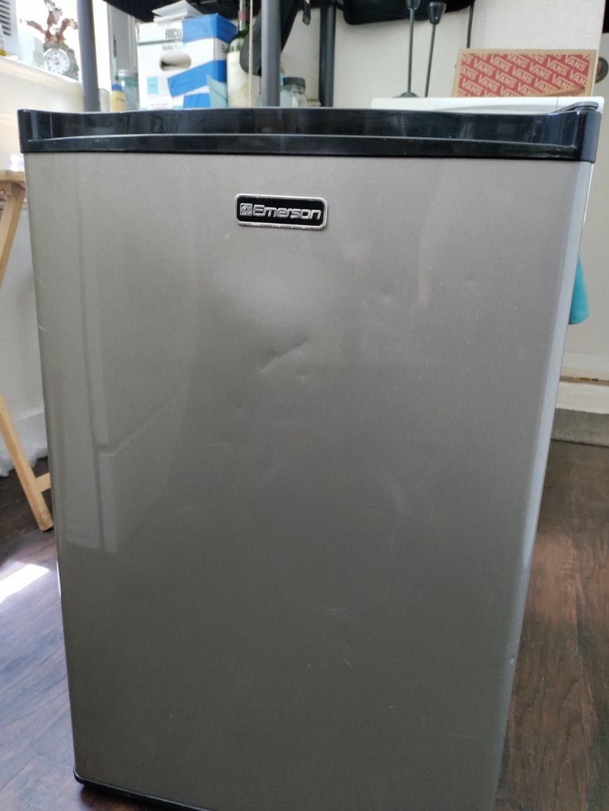 Emerson Mini Fridge. 2.7 Cubic Ft.