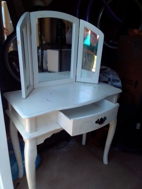 Off-white Vanity