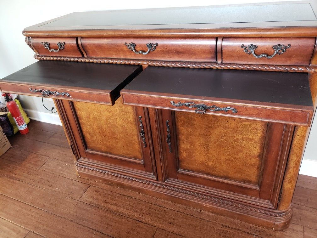 Dining table and hutch for Sale in Seattle, WA OfferUp