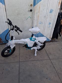 Brand new electric bike is missing battery is sold as is.. bici Electrico esta nuevo le falta la pilla la vendo asi como esta