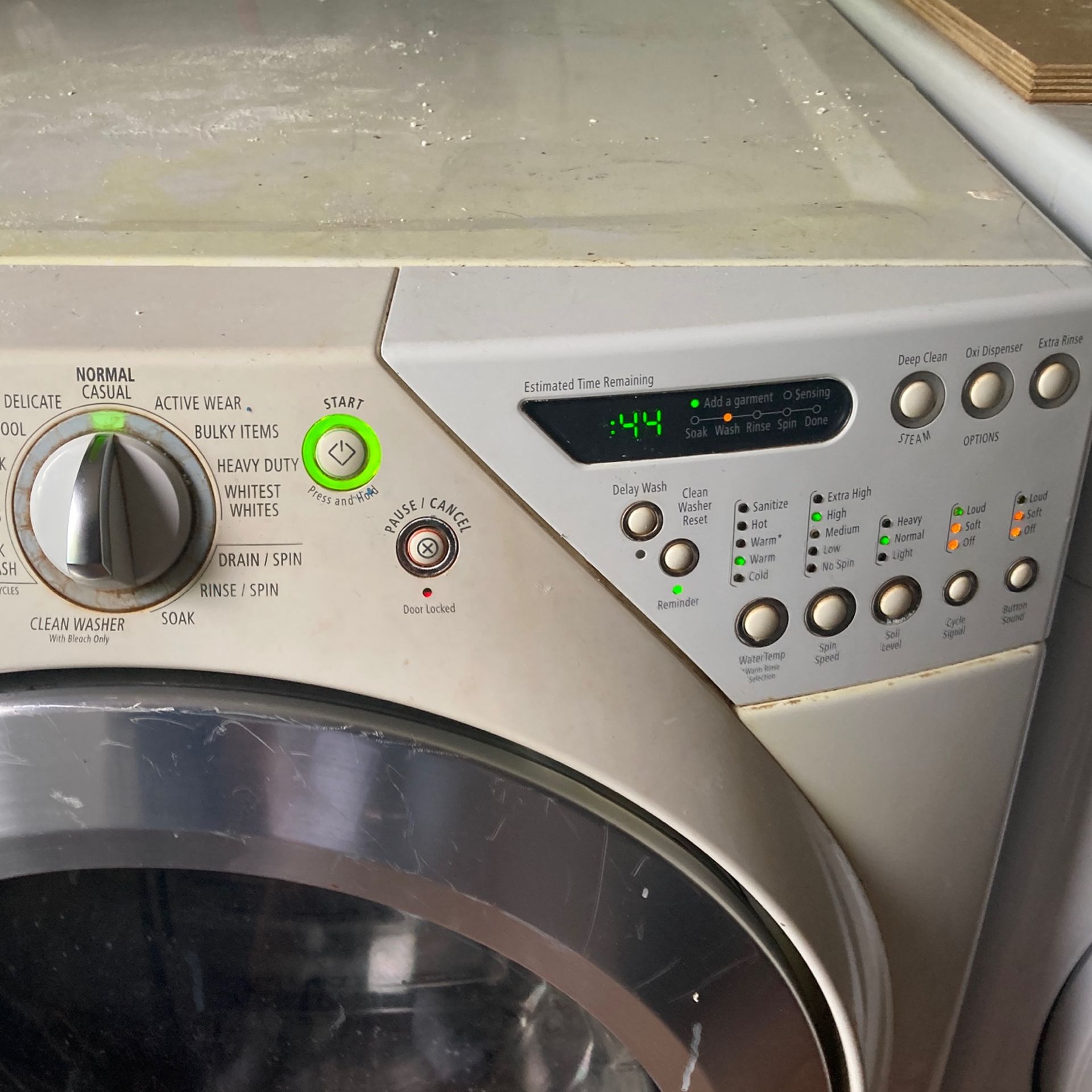 Whirlpool duet front load washing machine for Sale in Palm Beach, FL