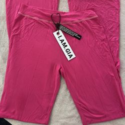 https://offerup.com/redirect/?o=SS5BTQ==.GIA (Pink Pants ) Size L