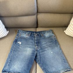 Levi’s 501 Button-Fly Jean Shorts – Men’s Size 33