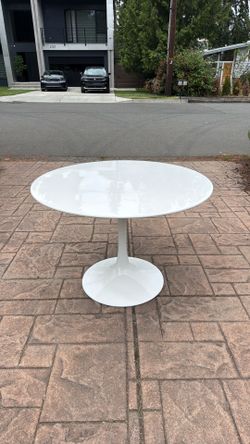 Round white table