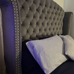 🌟 QUEEN BED FOR SALE 🌟NEVER USED IN GUEST BEDROOM 🌟 SEE PICS 🌟 IMPECCABLE NEW MATTRESS 🌟