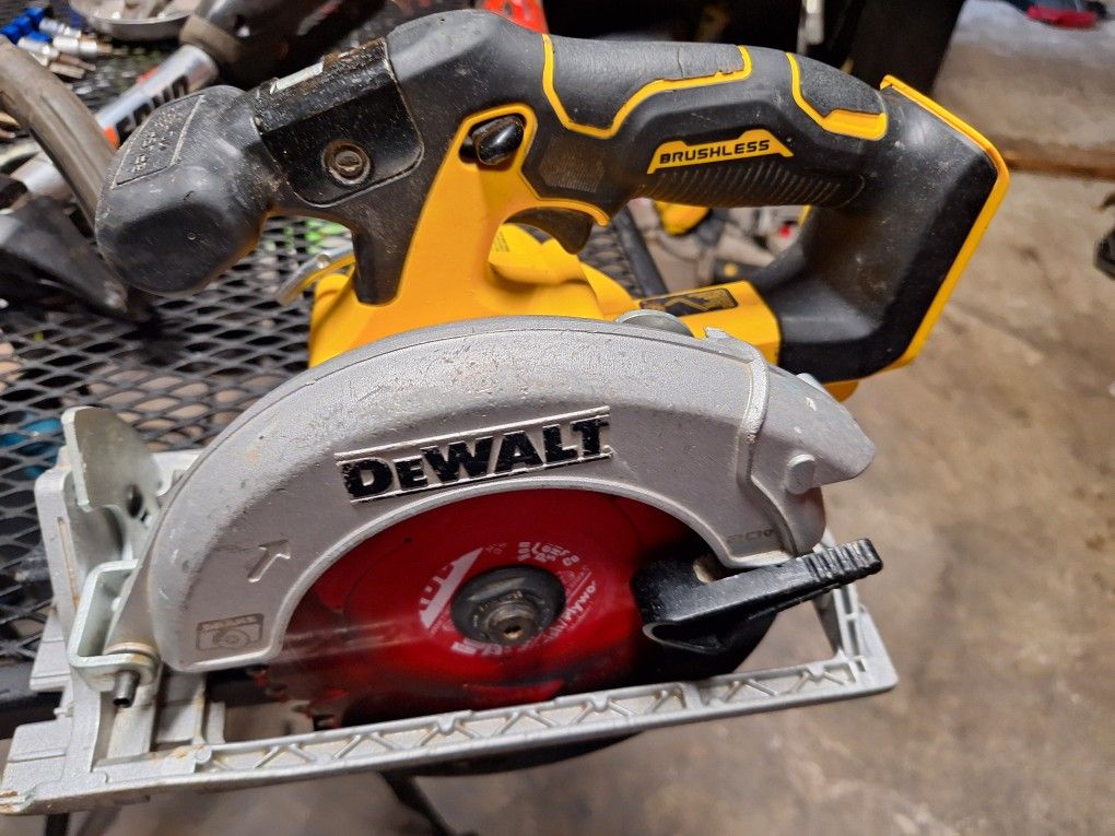 20v Dewalt Saw