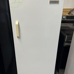 FRIGIDAIRE NOT FROST STAND UP FREEZER WORKING PERFECTLY WITH WARRANTY DELIVERY AND AVAILABLE 