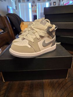 Jordan 1s Mid Grey size 7c