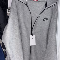 Men’s Nike tech