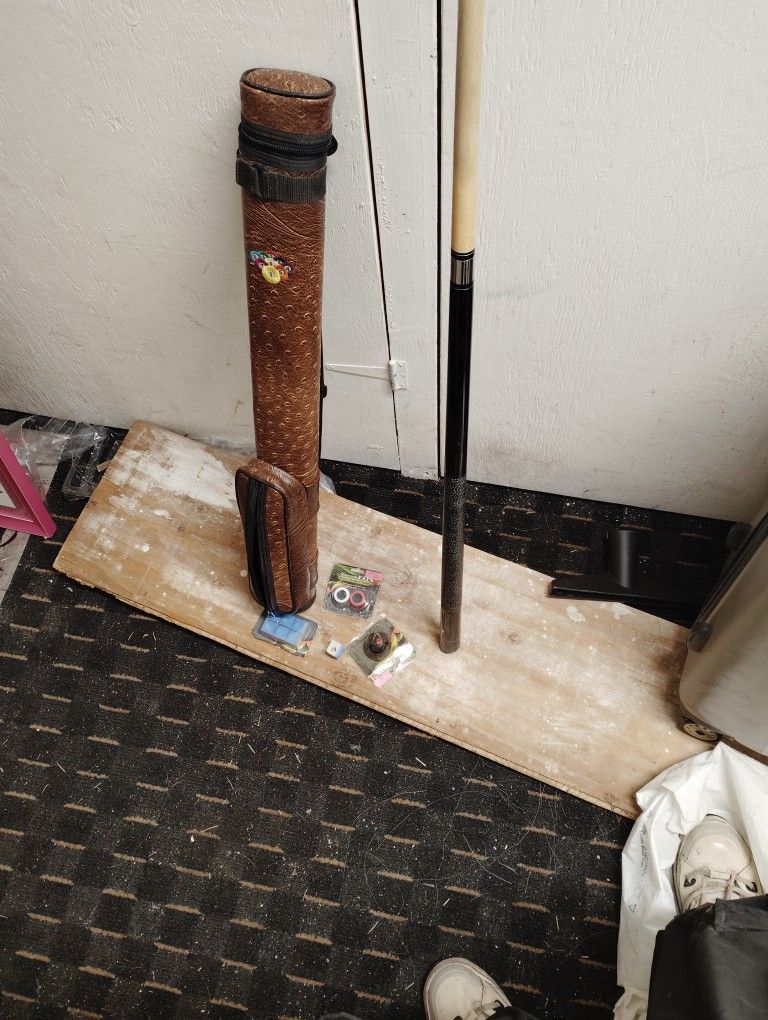 20oZ Pool Stick With Lazer Tip And Leather Cases