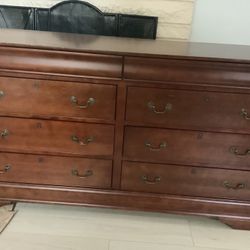 Dressers,chest drawers And 2 Night Stands