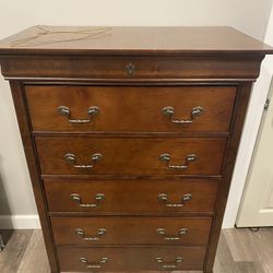 Moving Sale MUST Go. Dressers, Make Up Stand, Coffee bar 