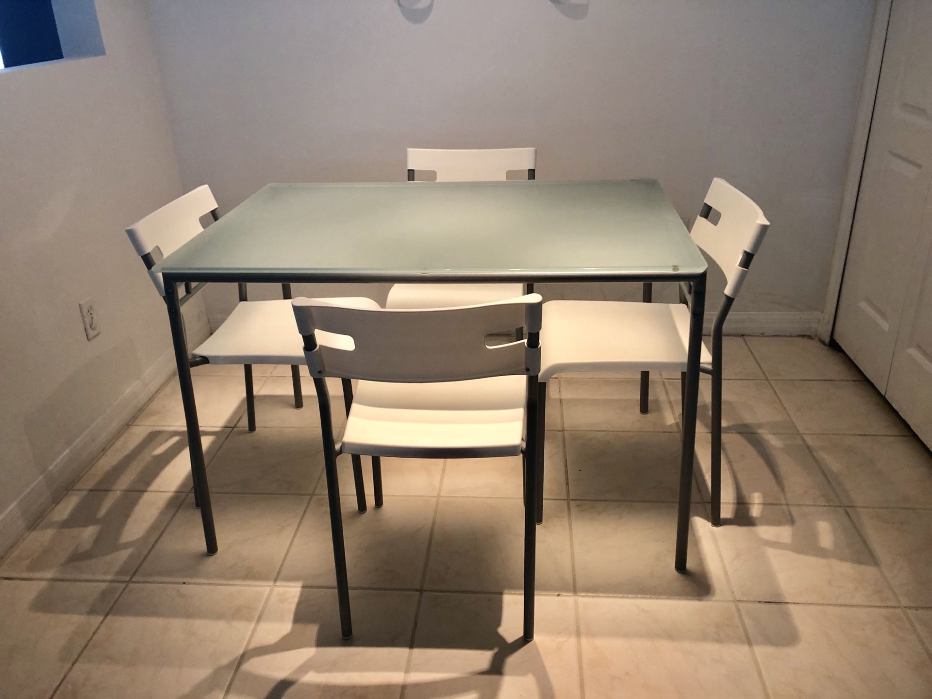 Dinette set with 4 chairs