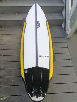 Aipa Dark Twinn 5'8 31L with fins