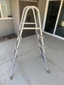 Pool ladder