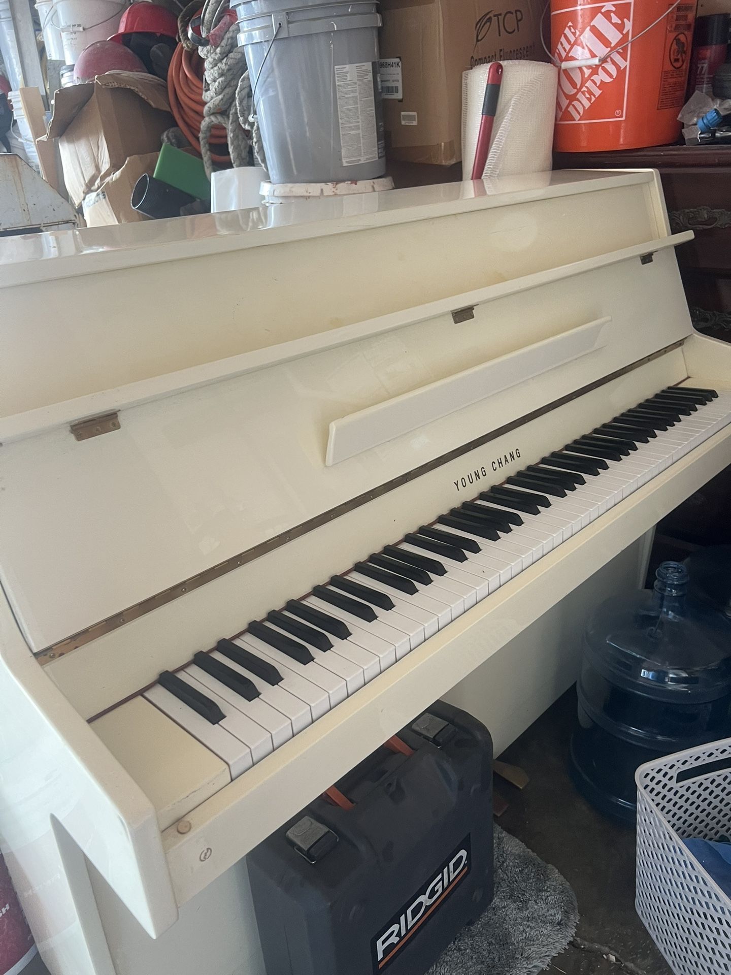 Young Chang E101 Piano Polised White Pre-Owned