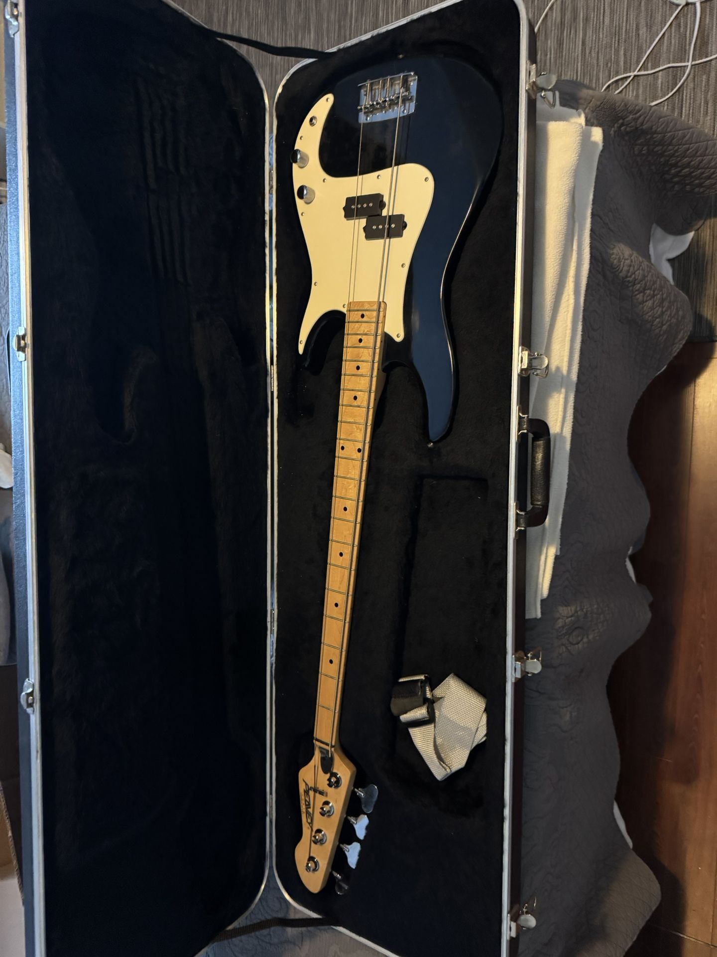 Peavy Bass With Hard Case