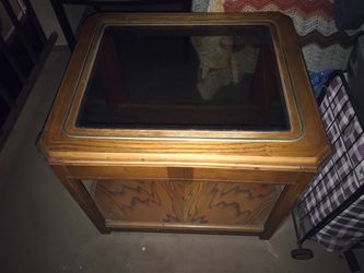 Authentic 1980s vintage center table Glass top In good condition built sturdy