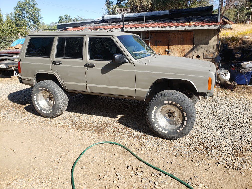 Lifted xj with lockers chrome shafts and axles