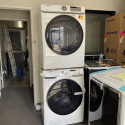 SAMSUNG WASHER AND GAS DRYER IN WHITE