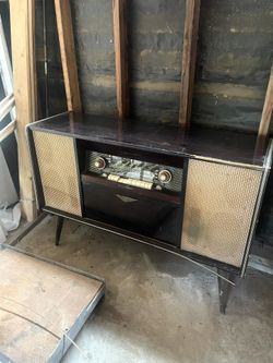 Vintage 1960 EMUD 920 stereophonic radio and record player hi-fi console.  