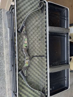 94 Hoyt Legacy compound bow w case. Draw weight 50 - 70lbs