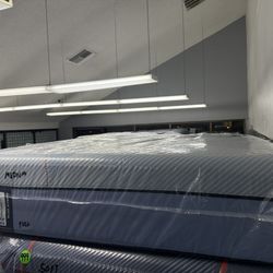 FULL SIZE SEALY POSTUREPEDIC PLUS HYBRID MATTRESS & BOX SPRING BED SET