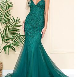 Beautiful Emerald Green Amelia Couture Evening/Prom Gown *Worn Once*