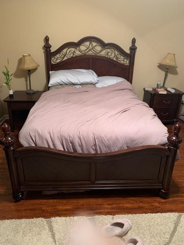 Beautiful queen size bed