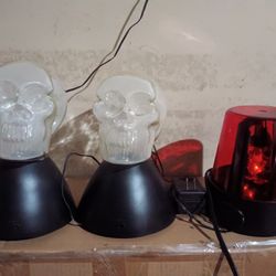 HALLOWEEN DECOR 2 ELECTRO SKELETON HEADS AND ONE RED BEACON 