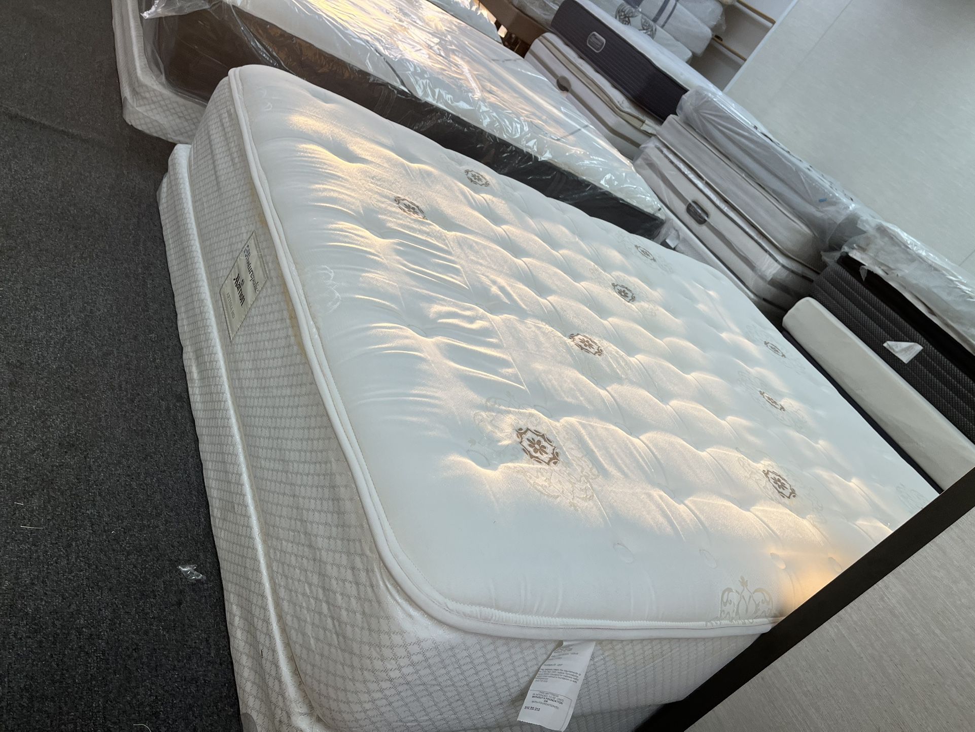 Queen Mattress Sealy And Box Springs π«