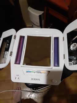 Mirrored vanity light