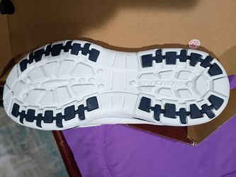 4 pares de tenis nuevos# 9 $15 cada par o $20 por 2 pares.   Estoy por. LA citrus y foothill Blvd