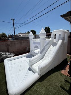 White jumper with ball bit/modern bounce house with slide