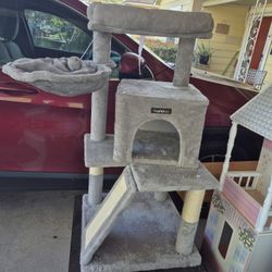 Nice Used Excellent Condition Cat House With Accessories. 
