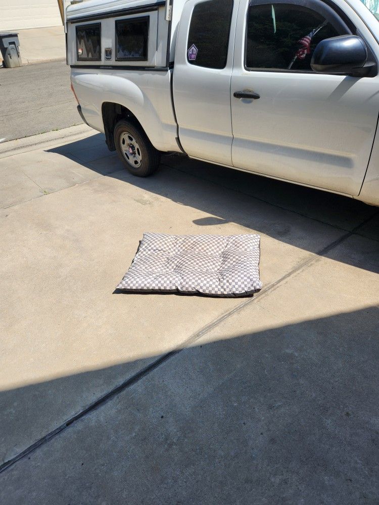 Very decent small to medium size dog bed 