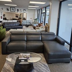 Leather sectional with 2 power recliners  - Nevio 