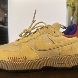 BRAND NEW * gold Nikes Size 7