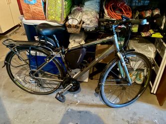 Diamondback Insight Hybrid / Commuter Bike - 21 Speed (700c) with Rear Rack & Fenders