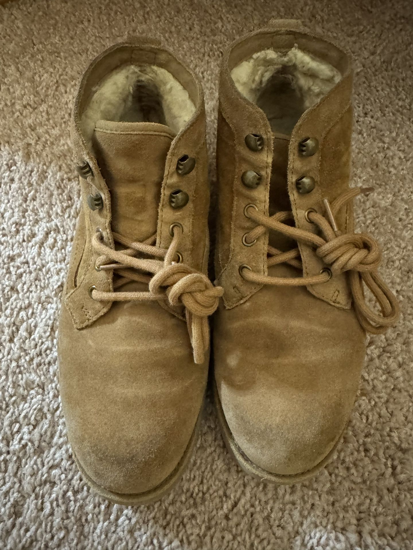 Women’s; SZ: 8; UGG S/N 1012532; Classic Slim Suede Sheepskin