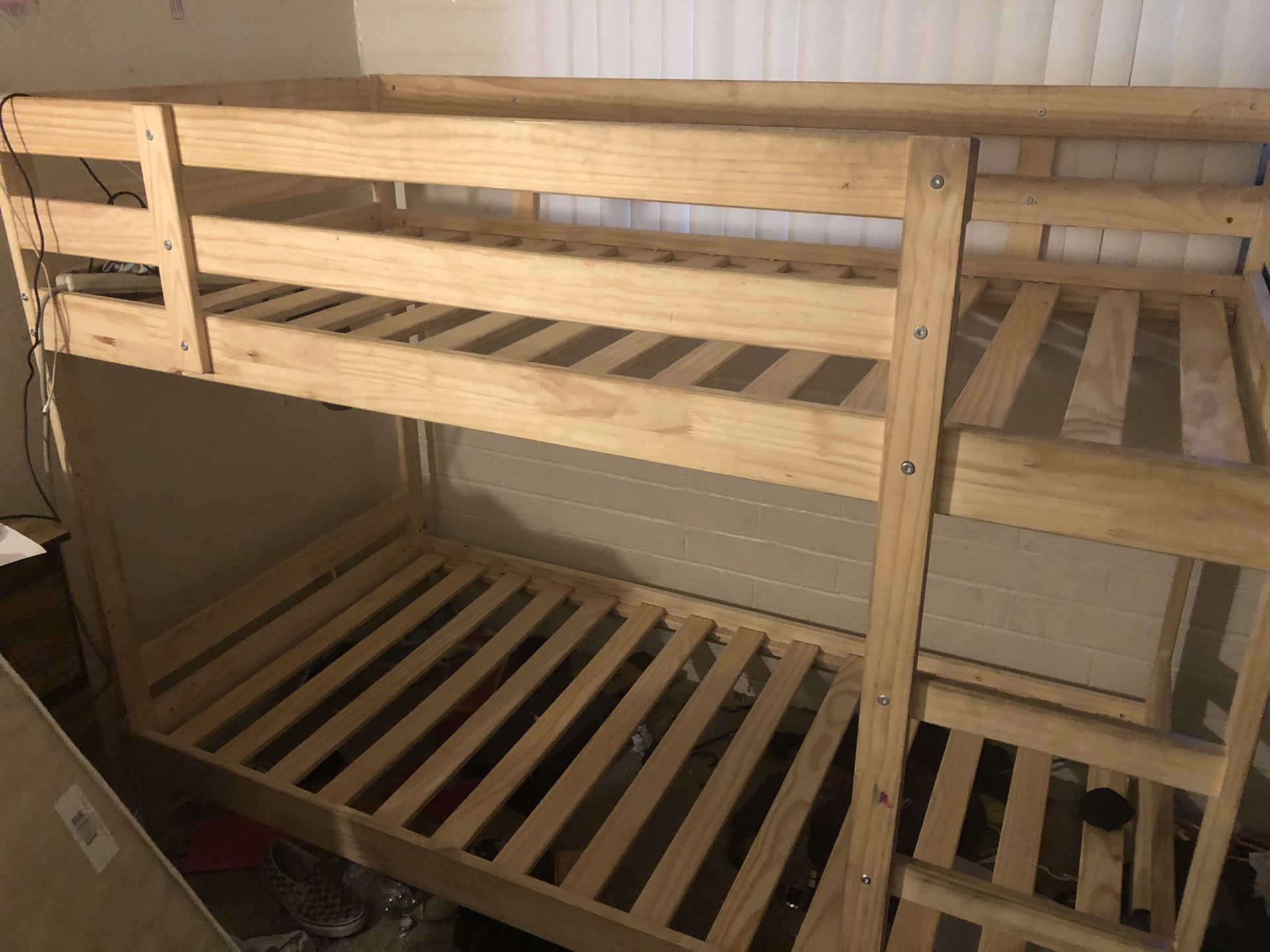 Twin bunk beds