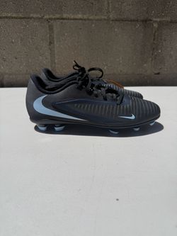 Nike soccer cleats kids size 6y
