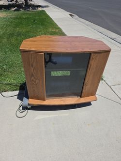 Free cabinate/tv stand in good condition