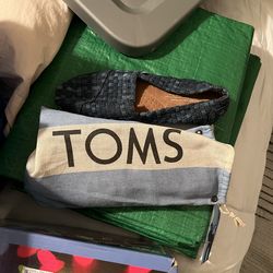Tom’s comfy walking shoes new size 6w.