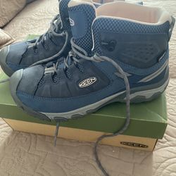Keen’s Womens Hiking Boots
