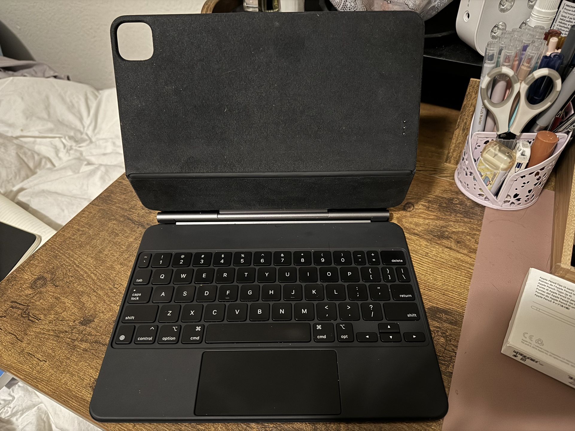 Apple Magic Keyboard: iPad Keyboard case for iPad Pro 11-inch (1st, 2nd, 3rd, 4th gen) and iPad Air (4th, 5th gen, and M2), Great Typing Experience, B
