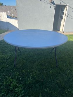 Round Banquet Table