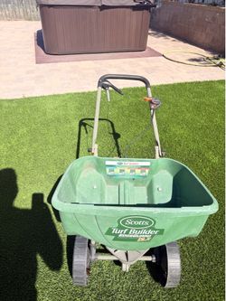 Scott’s Turf Builder Seed Spreader with edgeguard