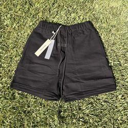 Black essential shorts