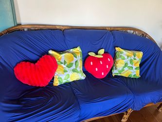 4 decorative pillows